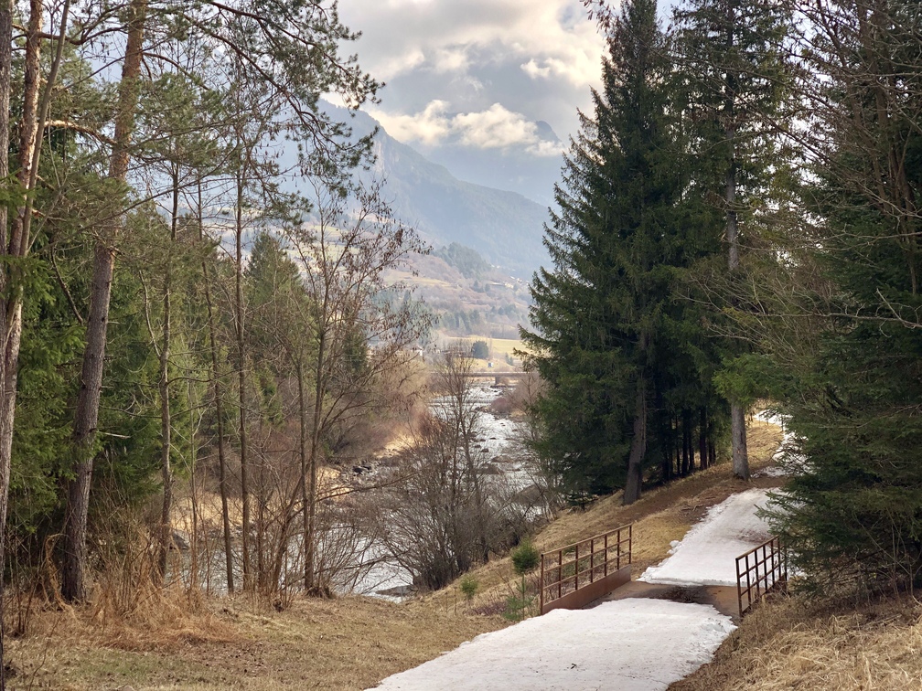 Pista dello sci di fondo / ciclopedonale accanto al torrente Avisio.