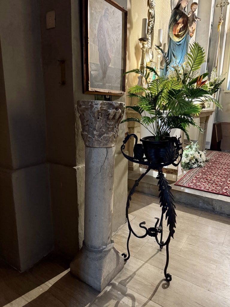 Casale Marittimo - Chiesa di Sant'Andrea, acquasantiera da capitello rinascimentale.