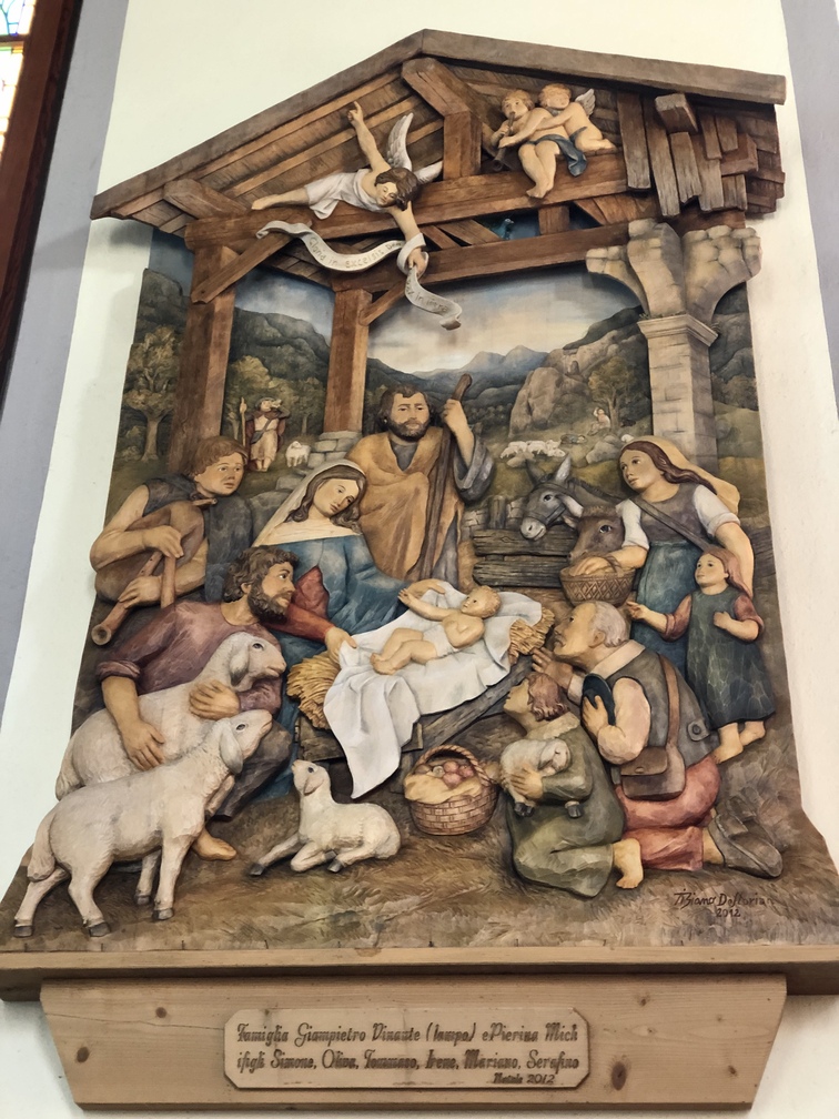 Lago di Tesero - Chiesa della Madonna delle Grazie, presepio in legno.