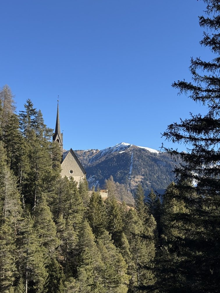 Sentiero n. 31 verso Vigo - veduta della Chiesa di Sént Uliana.