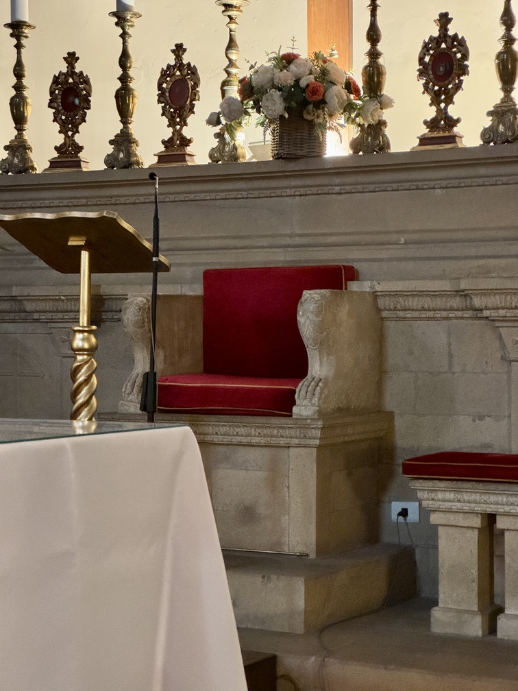 Casale Marittimo - Chiesa di Sant'Andrea, sedia liturgica con braccioli a zampa di leone romani.