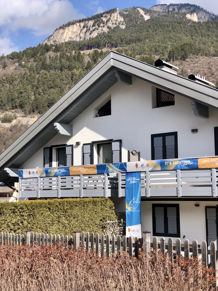 Lago di Tesero - striscioni per le Olimpiadi e Paralimpiadi 2026.