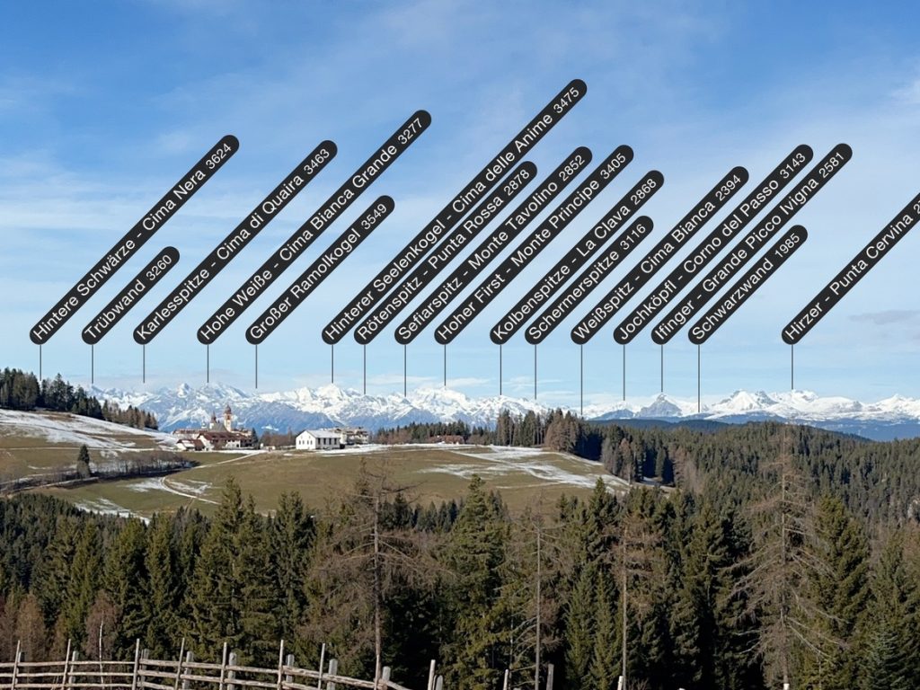 Malga Monte San Pietro - veduta di Pietralba e delle cime (app: PeakFinder).