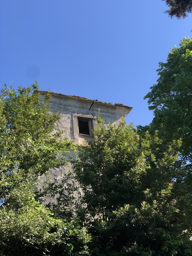 Castello di Castiglione a Cercina - particolare della struttura in rovina.