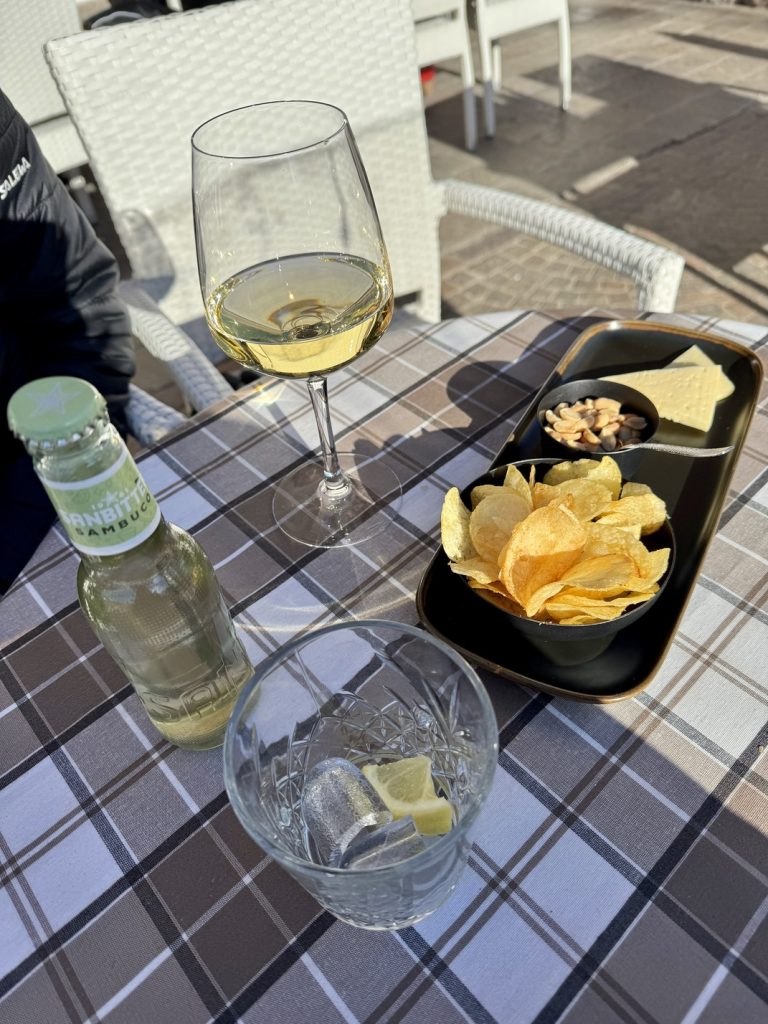 Vigo di Fassa - aperitivo al Bar Bianco.
