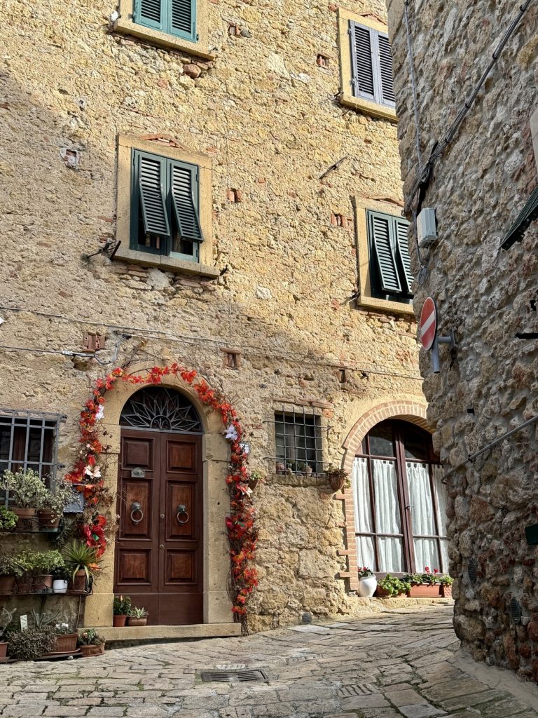 Casale Marittimo - vicolo del centro storico.