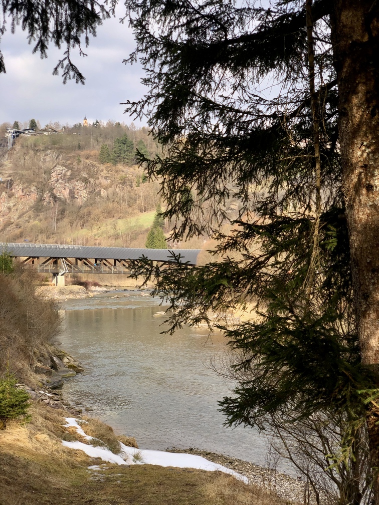 Ponte coperto sul torrente Avisio in corrispondenza degli impianti di risalita dell'Alpe Cermis.