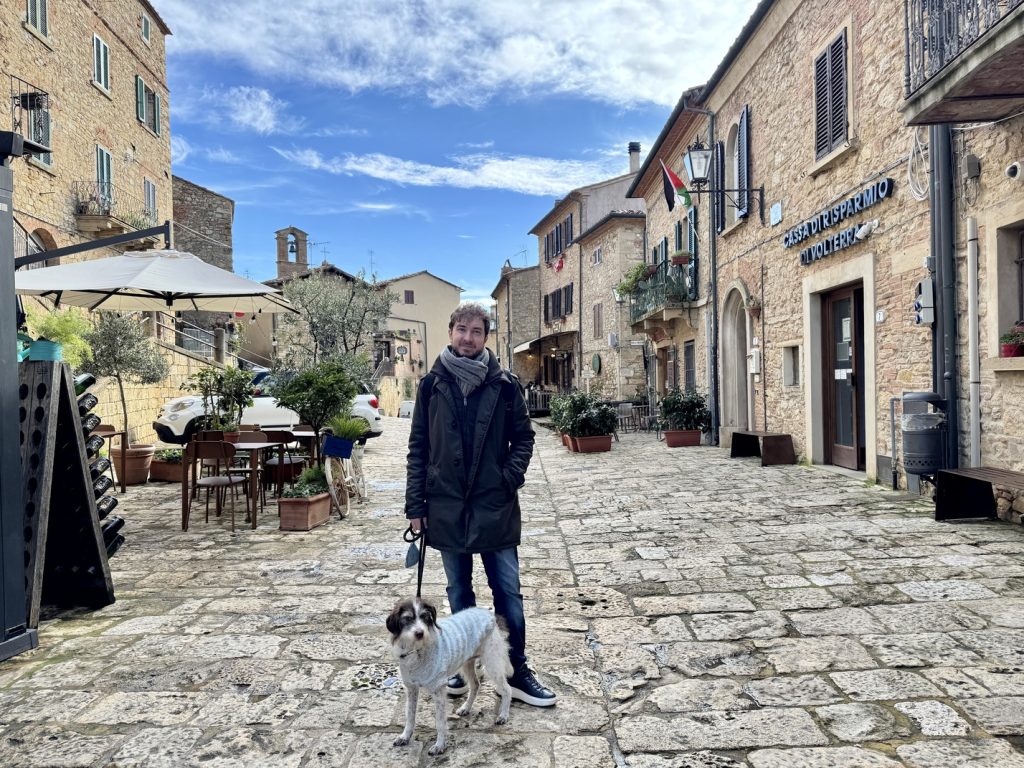Casale Marittimo - Lorenzo e Frida in piazza del Popolo.