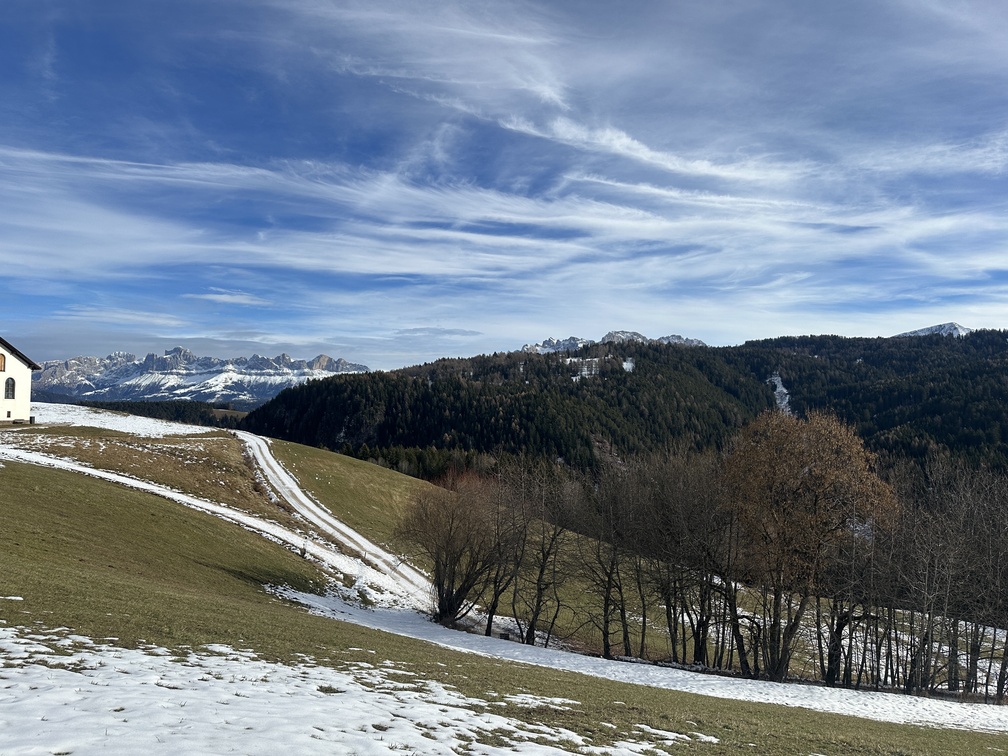 Sentiero n. 2 da Pietralba a Malga Monte San Pietro - veduta su Catinaccio, punte del Latemar e Pala Santa.