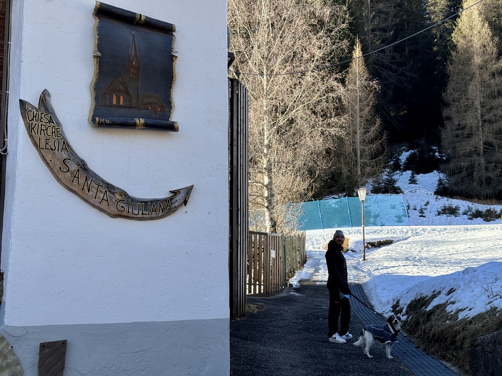 Strada de Sènt Uliana - indicazioni verso la chiesa e laboratorio di pietre dure.