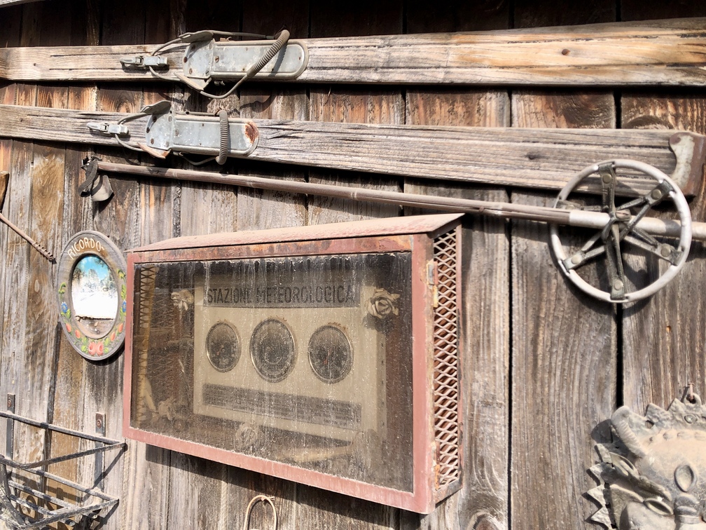 Masi di Cavalese - stazione meteorologica e sci in legno.