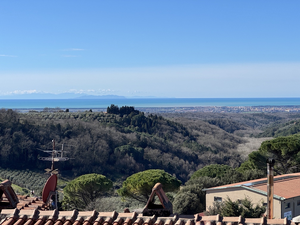 Montescudaio - terrazza panoramica: veduta sulla costa e sull'arcipelago.