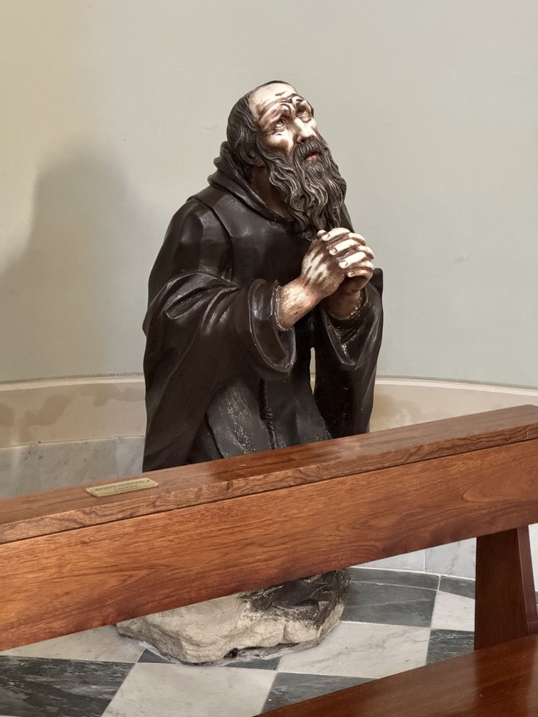 Montescudaio - Chiesa di Santa Maria Assunta, statua settecentesca in marmo dipinto (San Francesco di Paola).