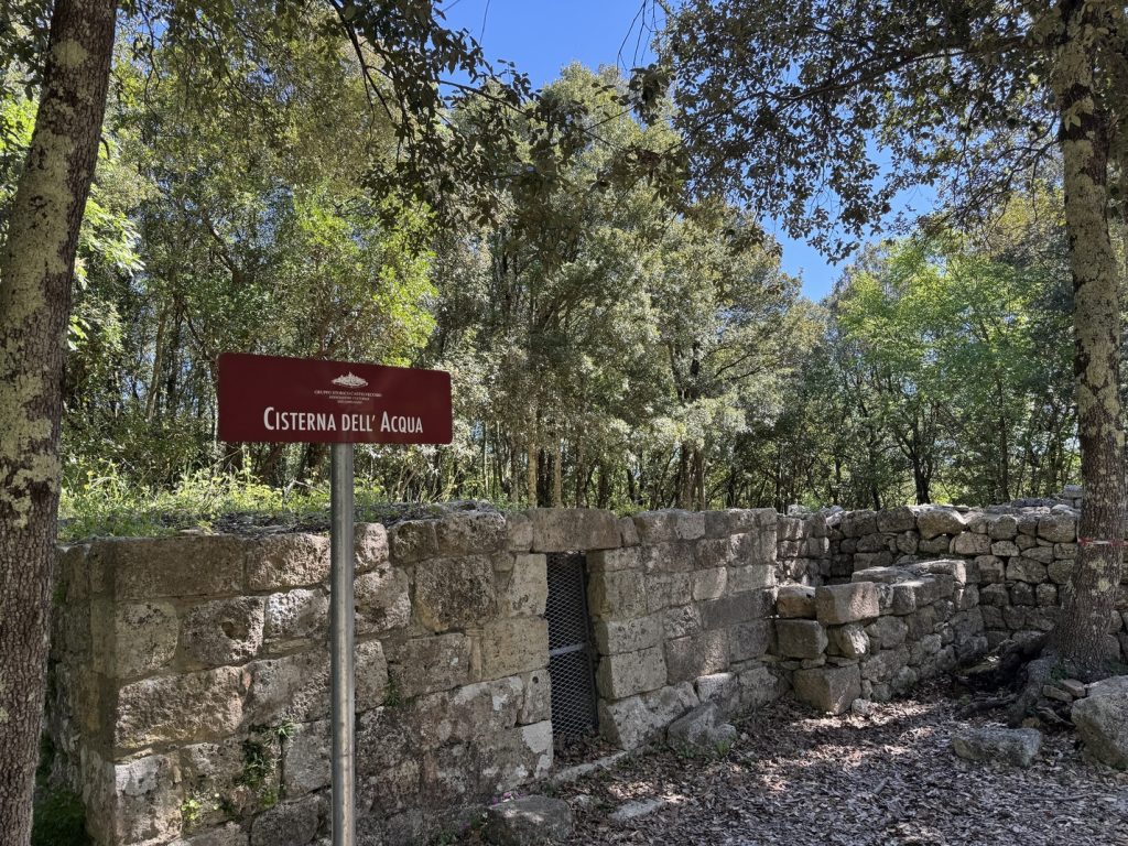 Castelvecchio - area archeologica: cisterna dell'acqua.