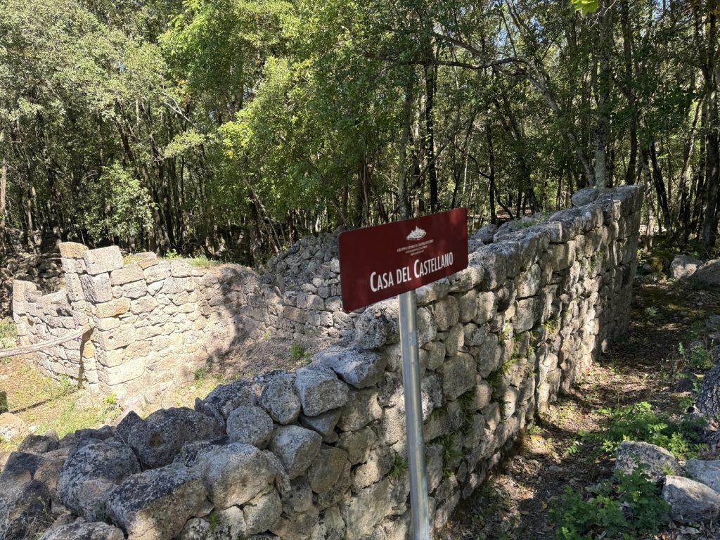 Castelvecchio - area archeologica: casa del castellano.