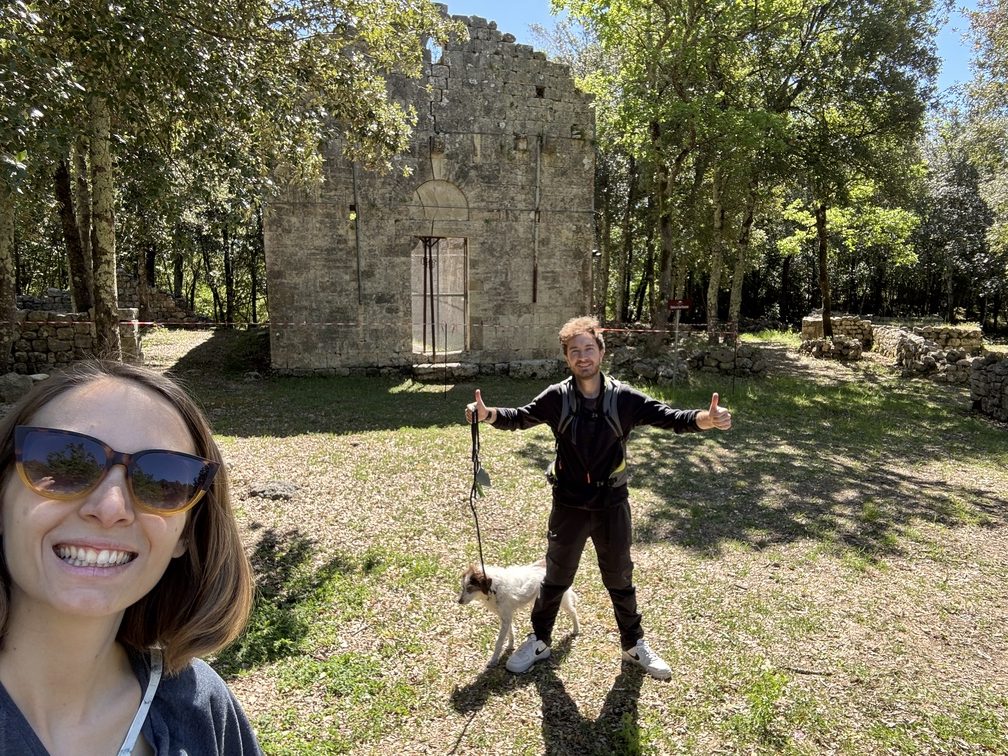 Castelvecchio - area archeologica: Federica, Lorenzo e Frida alla Chiesa di San Frediano.