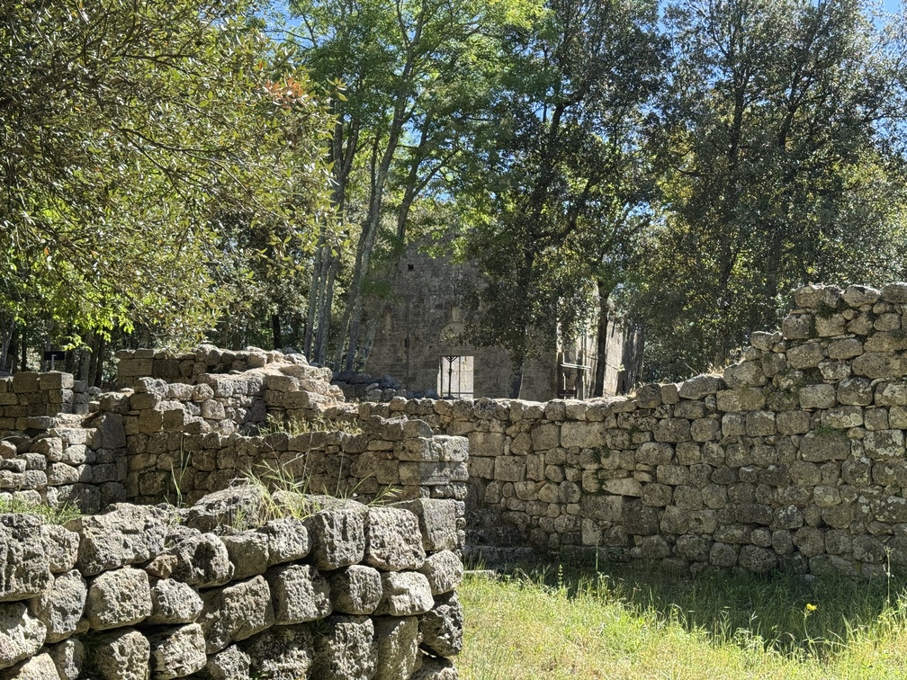 Castelvecchio - area archeologica: mura e Chiesa di San Frediano.