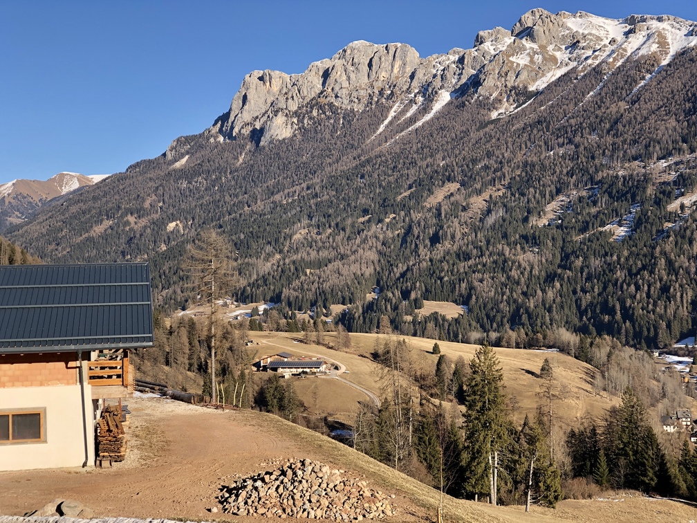 Moena - località Masc, con veduta sul Gruppo dei Monzoni.