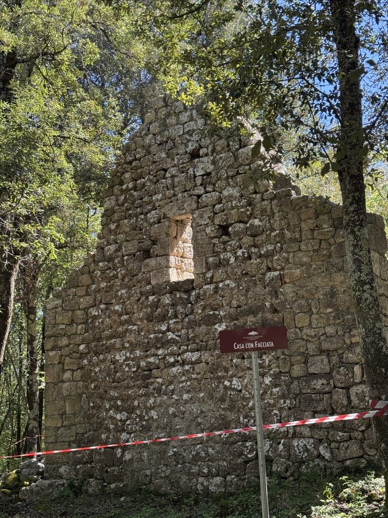Castelvecchio - area archeologica: facciata di una casa.