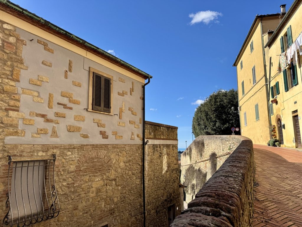 Montescudaio - strada del centro.