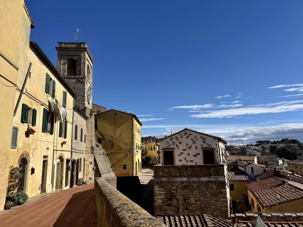 Montescudaio - strada del centro e Torre Civica.