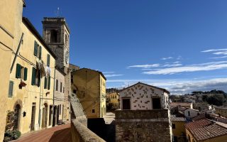 Montescudaio - strada del centro e Torre Civica.