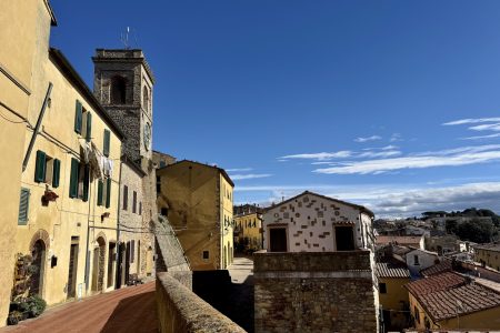 Montescudaio - strada del centro e Torre Civica.