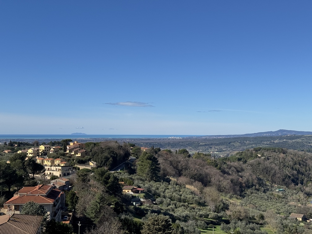 Montescudaio - terrazza panoramica: veduta sulla costa e sull'arcipelago.