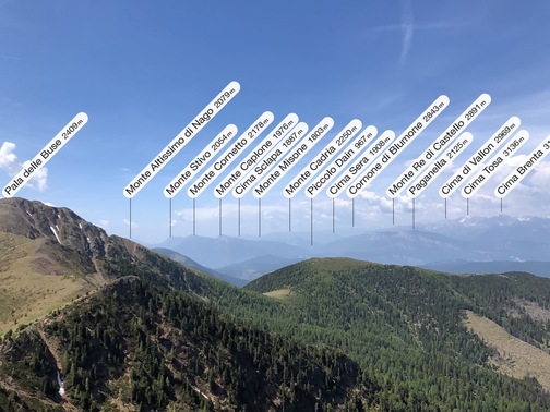 Pala della Madonna - cime verso l'altopiano di Piné (app: PeakFinder).