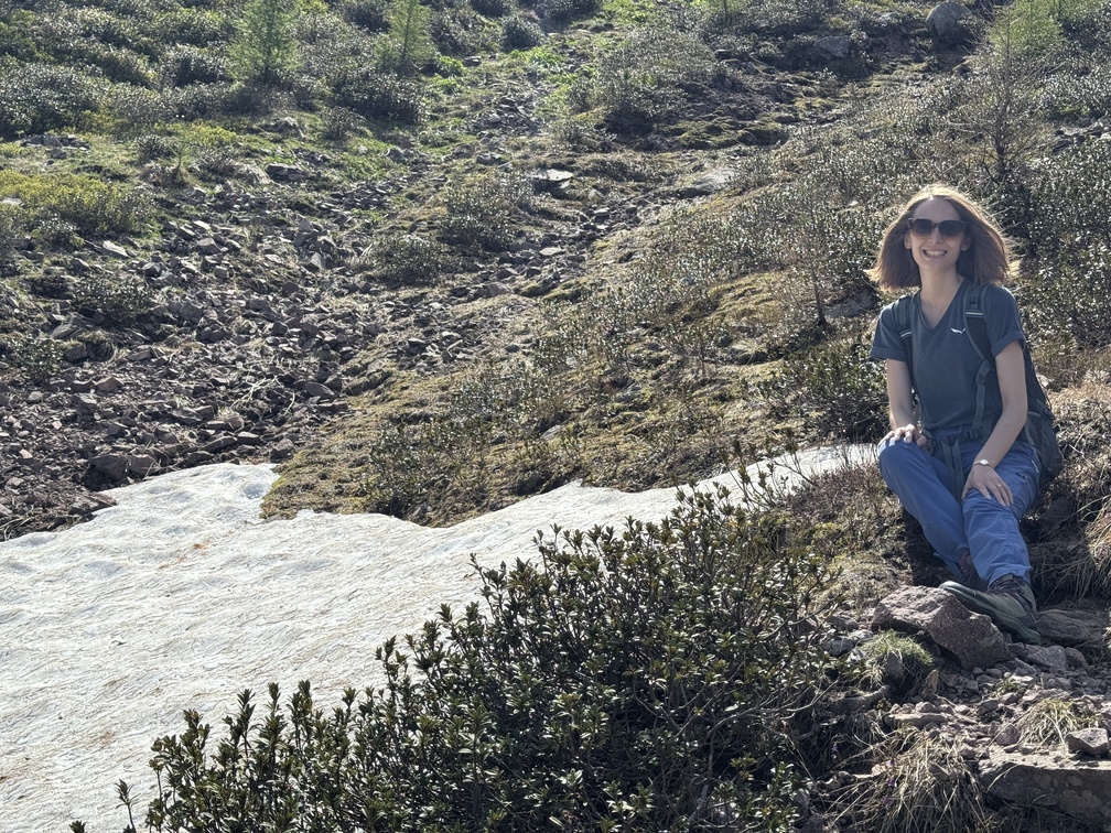 Federica su un nevaio nella salita verso Pala della Madonna.