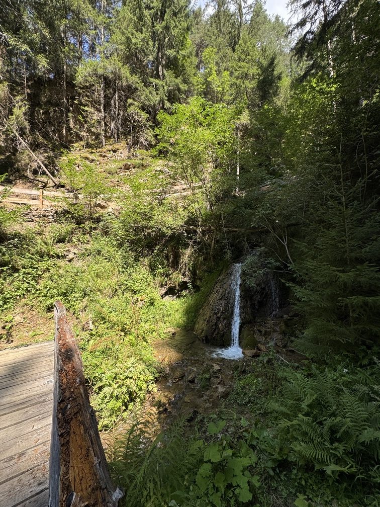 Sentiero delle Cascatelle - ponti in legno e cascate sul Rio Calvello.