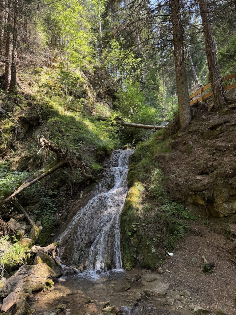 Sentiero delle Cascatelle - ponti in legno e cascate sul Rio Calvello.