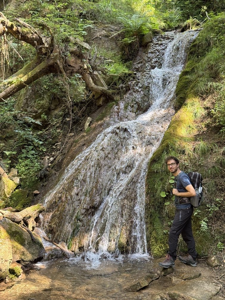 Sentiero delle Cascatelle - Lorenzo ad una delle cascate sul Rio Calvello.