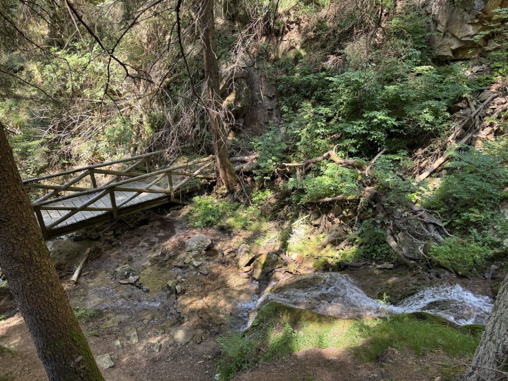 Sentiero delle Cascatelle - ponti in legno e cascate sul Rio Calvello.
