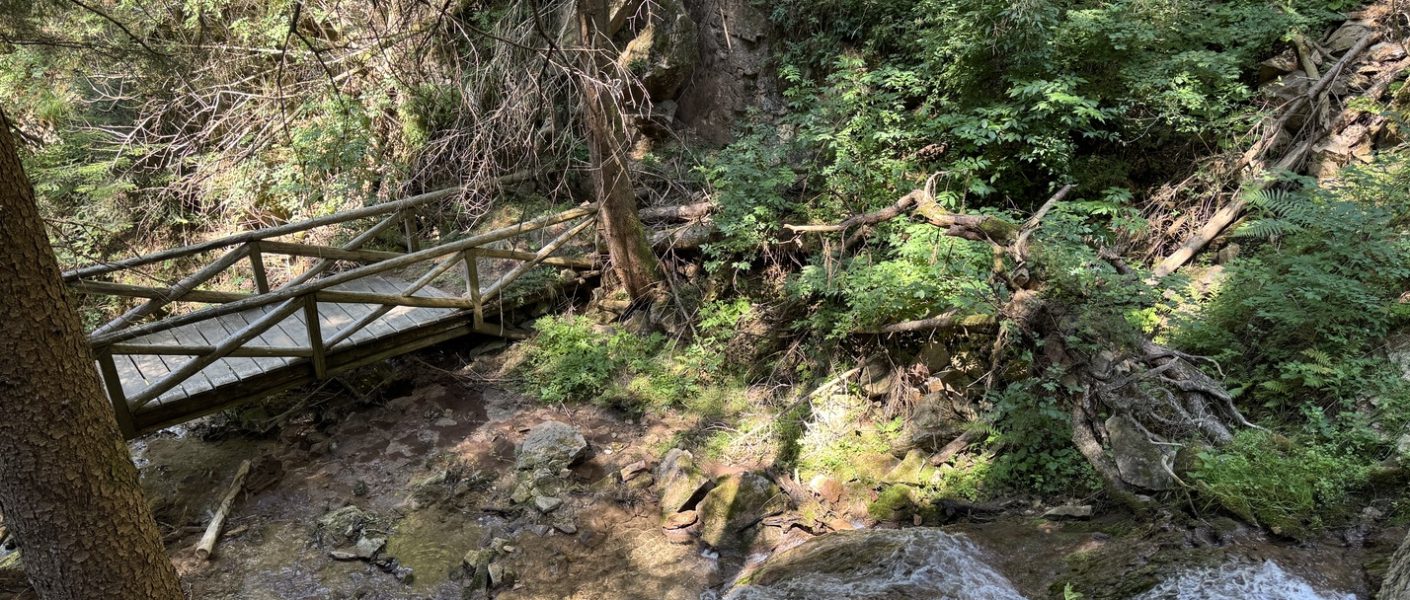 Sentiero delle Cascatelle - ponti in legno e cascate sul Rio Calvello.