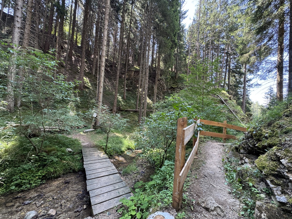 Sentiero delle Cascatelle - ponti in legno e cascate sul Rio Calvello.