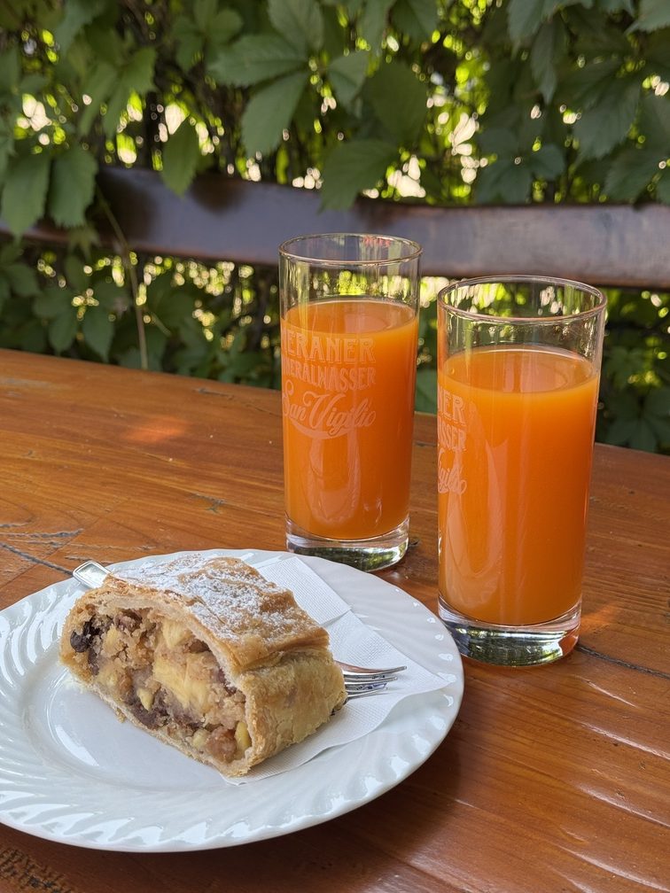 Campeggio Calvello - succhi ACE e strudel al bar.
