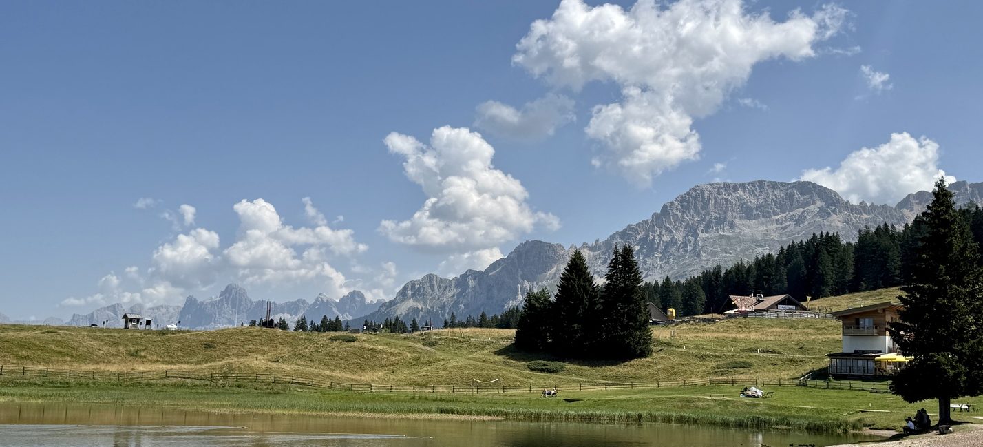 Passo Lavazè - veduta su Latemar e Catinaccio.