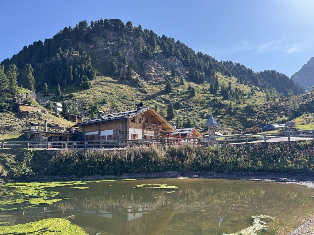 Rifugio Passo Manghen e Laghetto Cadinello.