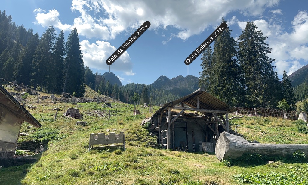 Malga Agnelezza - cime sullo sfondo (app: PeakFinder).
