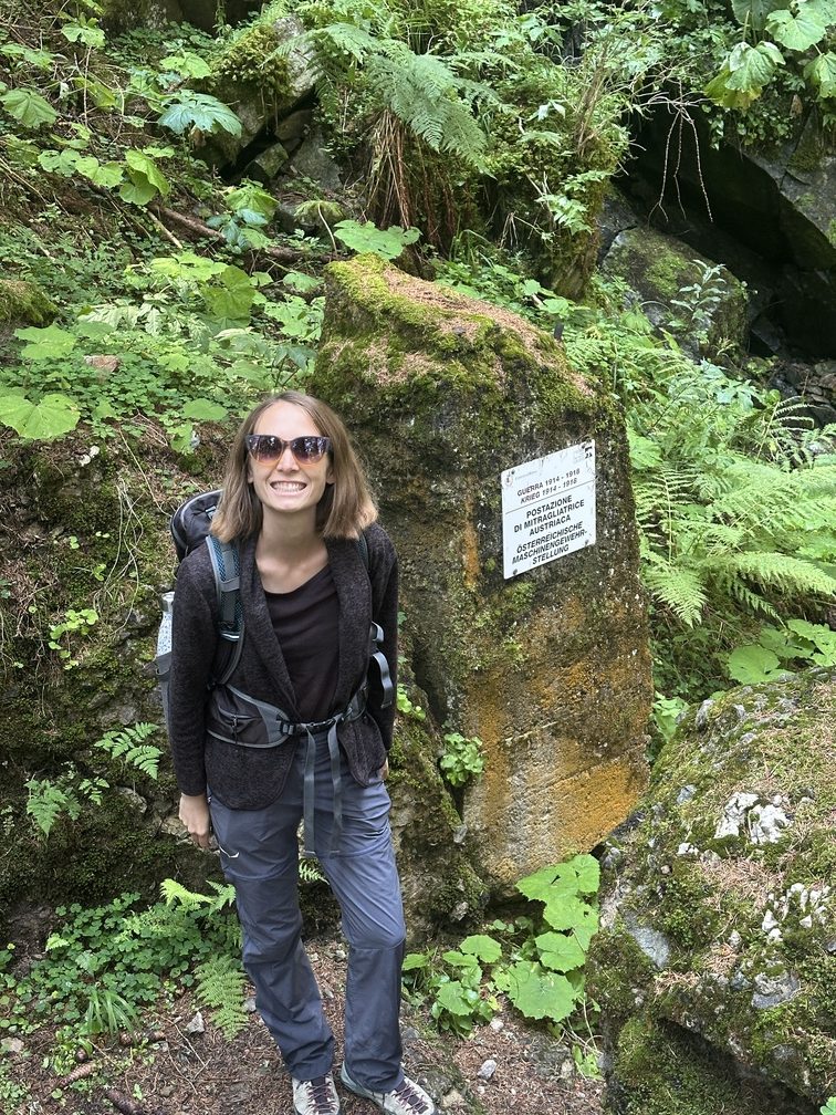 Fango - Campo trincerato A - Federica nella postazione di mitragliatrice (in alto).