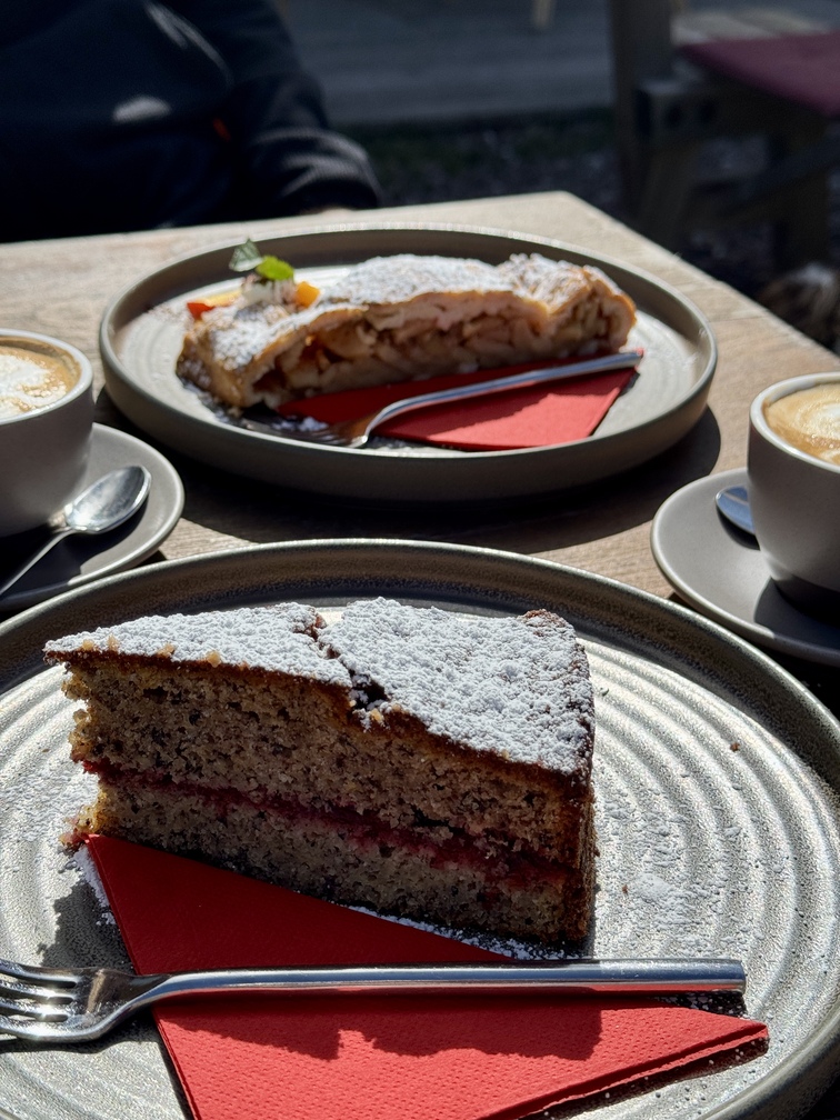 Malga Costa - cappuccini, strudel e torta al grano saraceno (senza glutine).