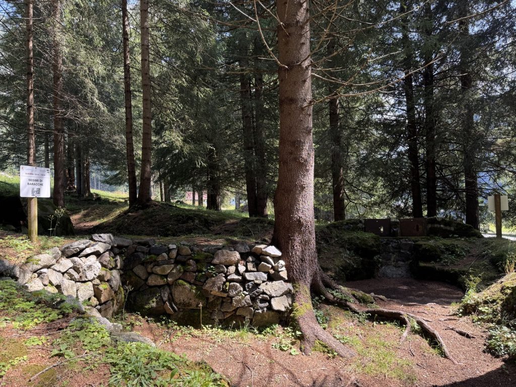 Fango - Campo trincerato B - resti di baracche.