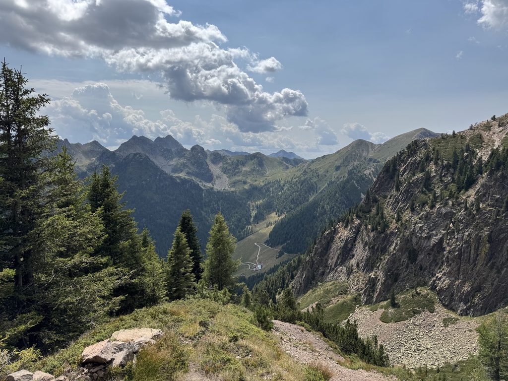 Sentiero n. 310 - da Passo Cadin a Passo Manghen - veduta su Malga Cagnon di Sopra.