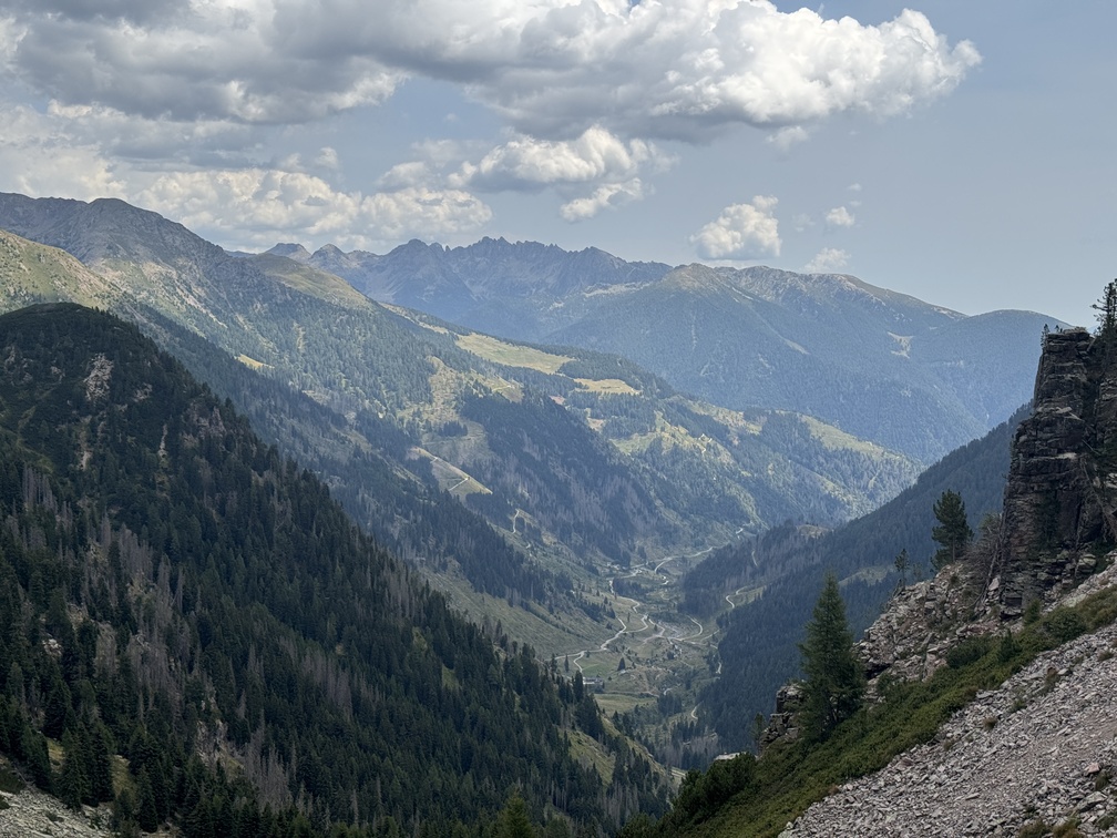 Sentiero n. 310 - da Passo Cadin a Passo Manghen - veduta verso Passo Manghen.
