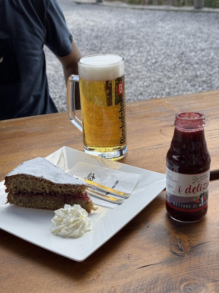 Rifugio Manghen - birra, succo ai frutti di bosco e torta al grano saraceno.