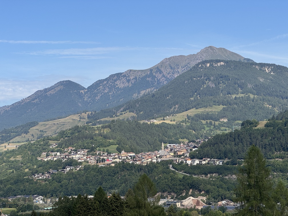 Panorama dallo spiazzo sulla Strada Forestale Avezi - l'abitato di Tesero con dietro i monti Cucal, Corno Nero e Cugola.