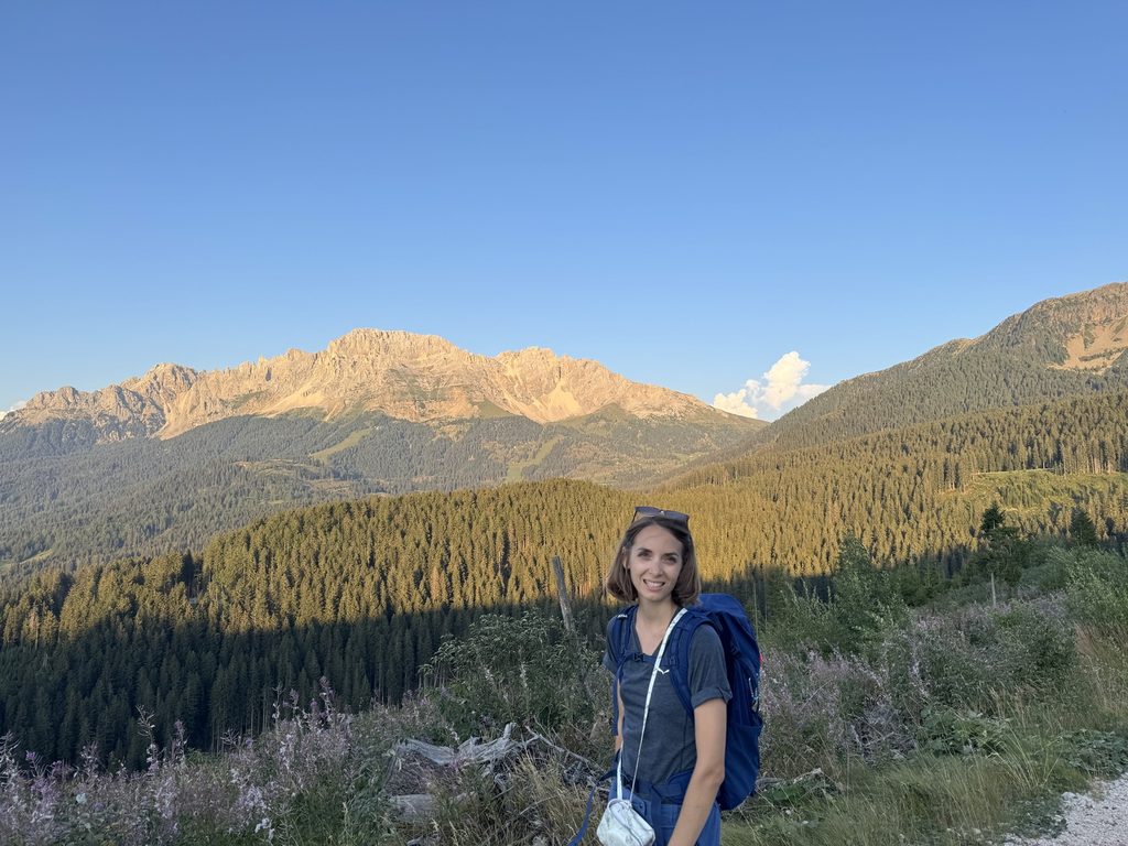 Sentiero n. 9B - Federica e panorama sul Latemar.