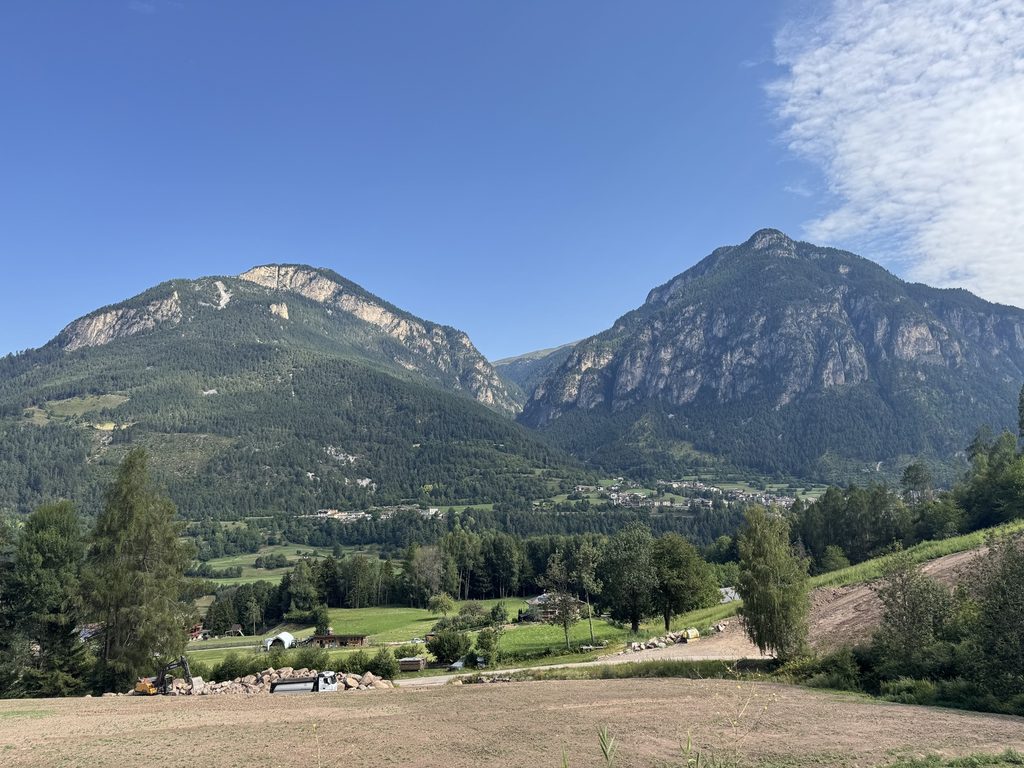 Panorama dallo spiazzo sulla Strada Forestale Avezi - Monte Cornon/Cornacci e Pisancae e le prime case di Panchià.