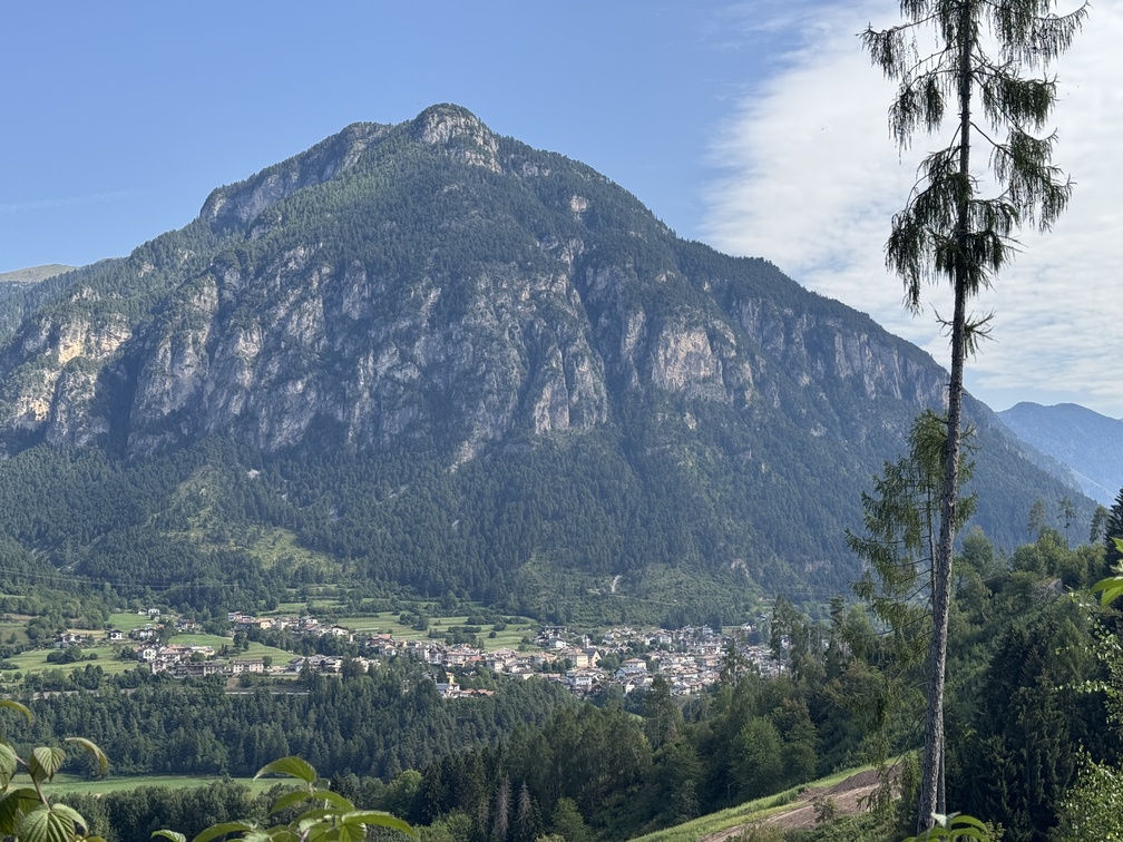 Sentiero lungo il Rio Val del Bus - veduta su borgo di Panchià e Pisancae.